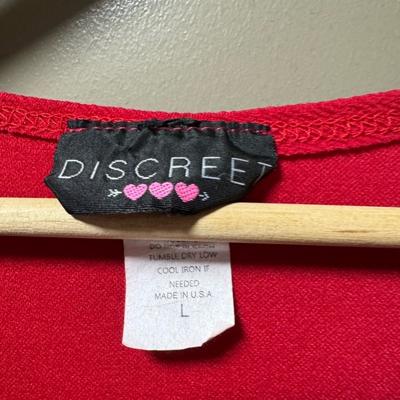 Discreet Red Garment with Black Label - Picture 3 of 3